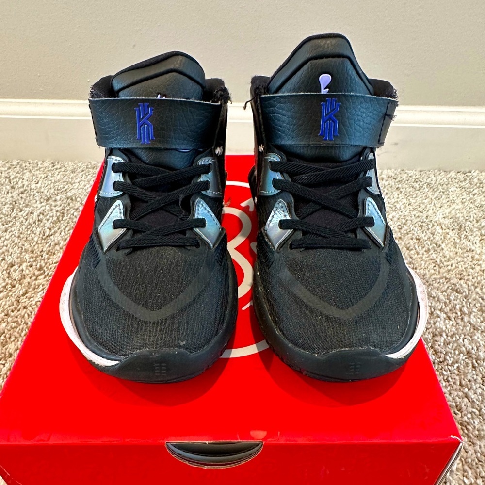 Nike Kyrie Sneakers 11c